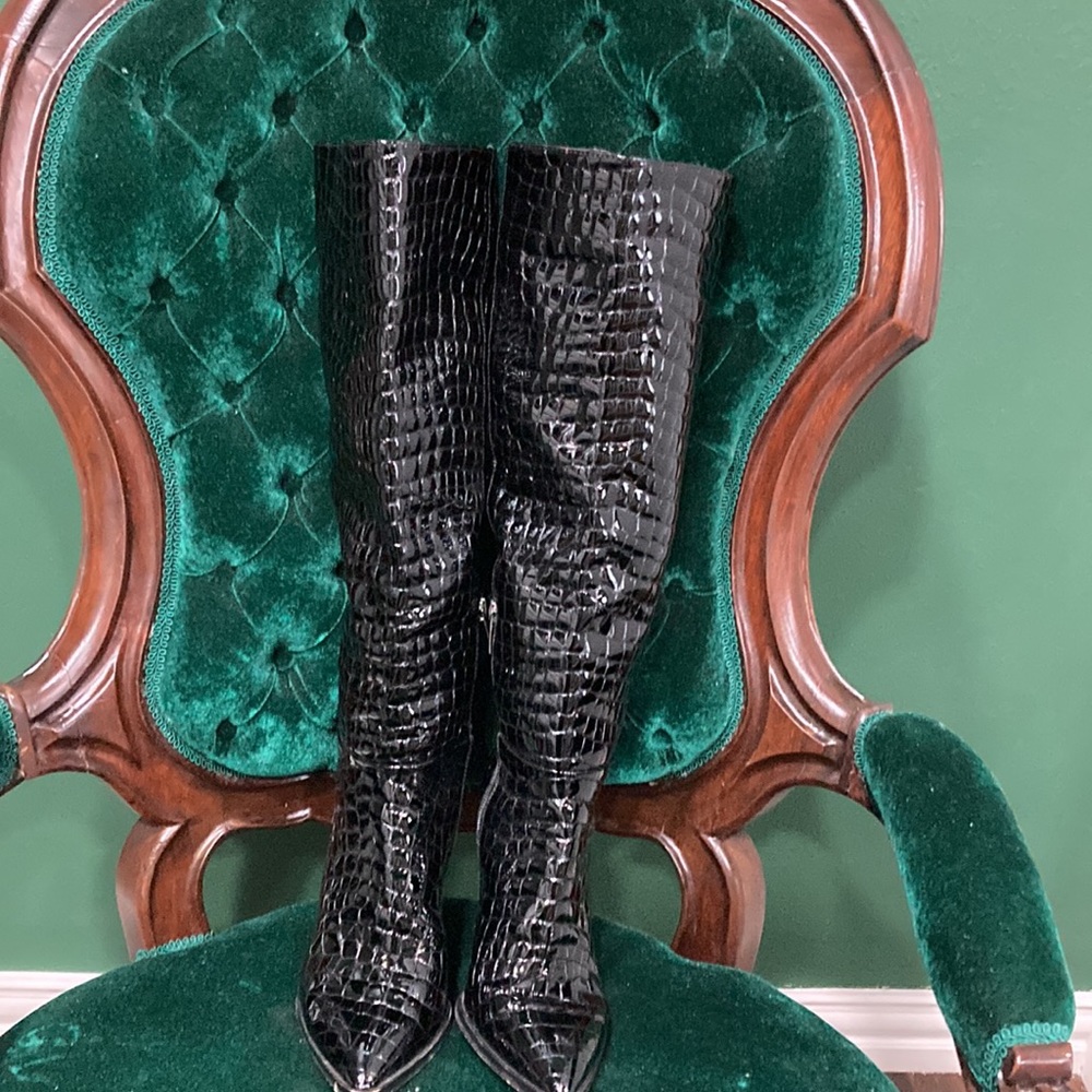 VINCE CAMUTO STUNNING BLACK BOOTS. Size 6 1/2. - Picture 4 of 6